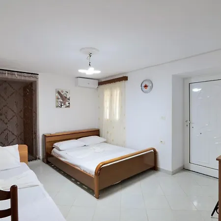 Gurra Room's Lukovë